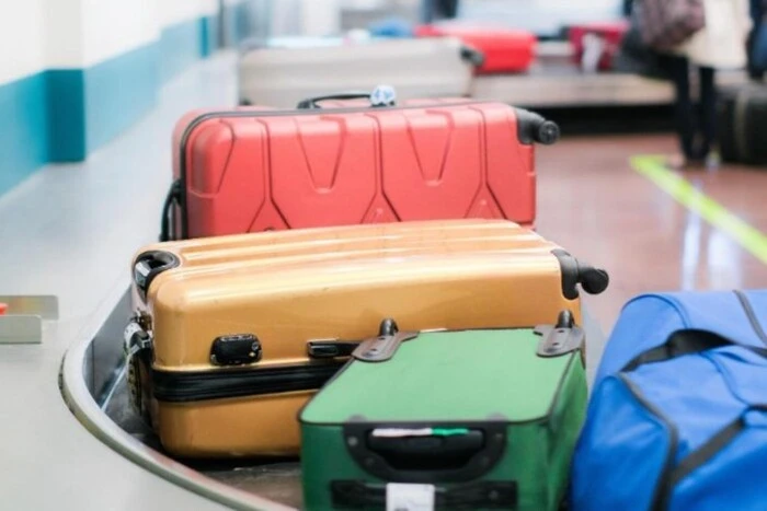 вантажники кидають валізи в аеропорту