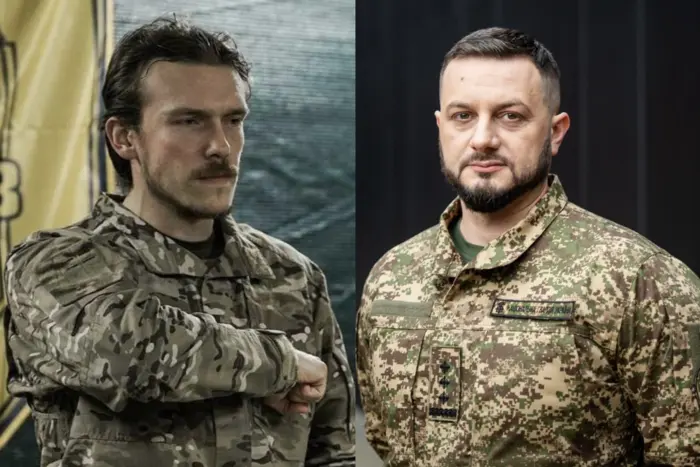 Люди в военной форме стоят рядом с флагами