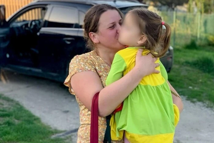 Дитина блукає в лісі