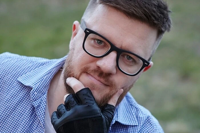 Мужчина с инвалидностью приглашает на братство