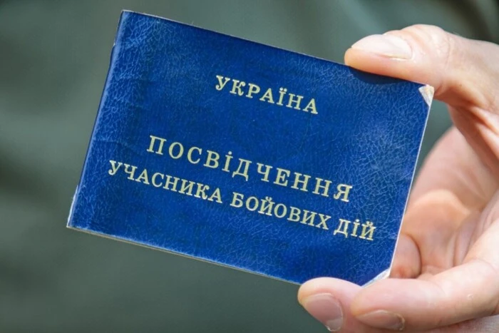 Військо на фоні українського прапору