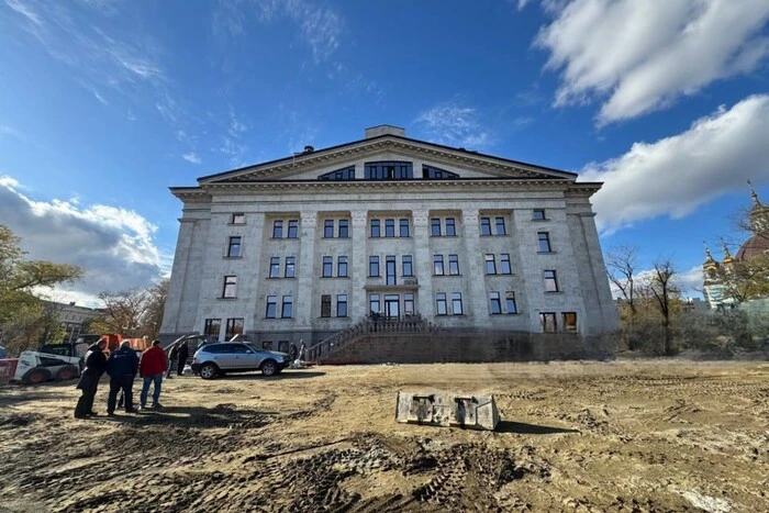 Підготовка до відкриття драмтеатру в Маріуполі