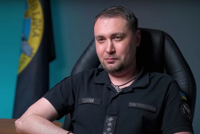 Жінки з комп'ютерами та секретною інформацією