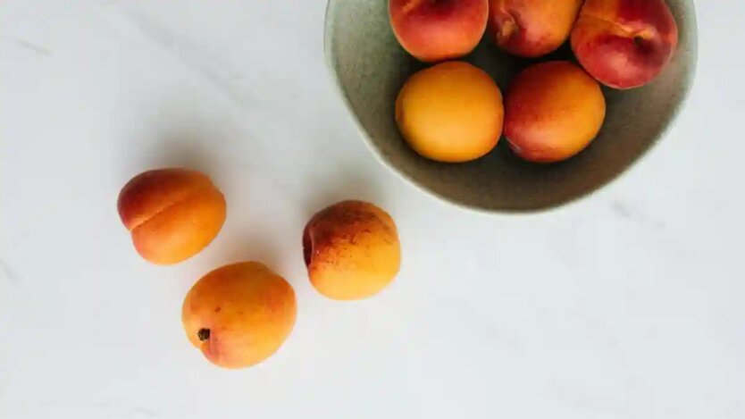 Персики и сливы на рынке