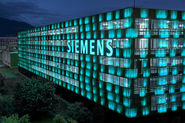Логотип Siemens з перекресленим російським прапором
