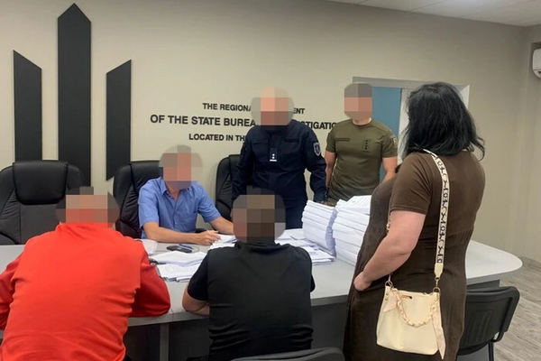 Картинка з символічними 8 мільйонів гривень