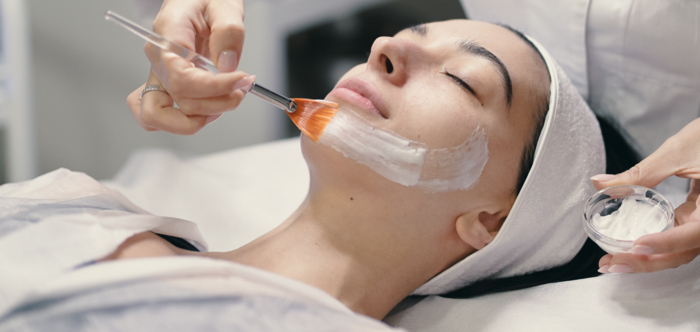 Спеціаліст з косметології з обладнанням