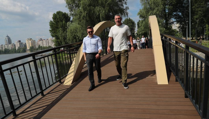 На Оболони открыли Вильнюсский сквер и пешеходный мост