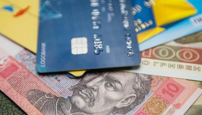 Кому могут приостановить выплаты на карты