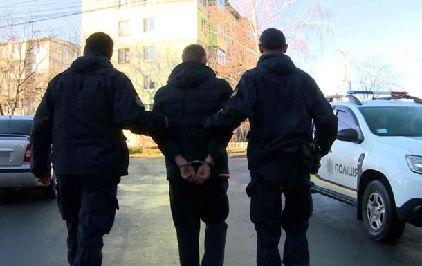 Молода жінка тримає в паскихах моторолер