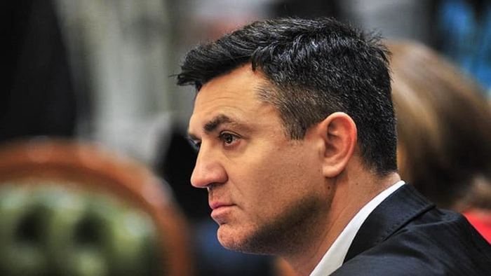 Микола Тищенко молиться у церкві