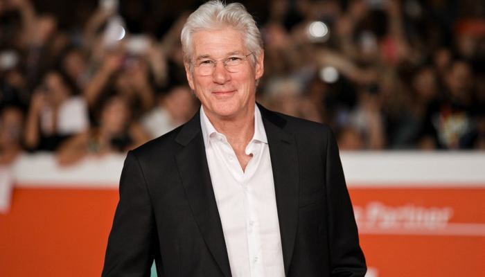 Річард Гір співає на сцені в підтримку України