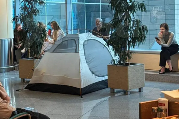 Пассажиры спят на полу аэропорта