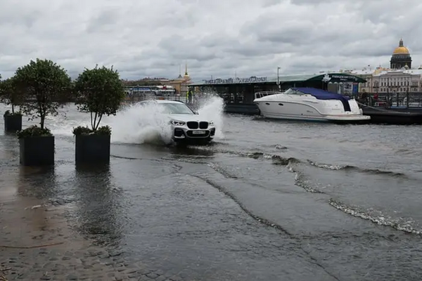 Петербург под угрозой наводнения, Омск ураган