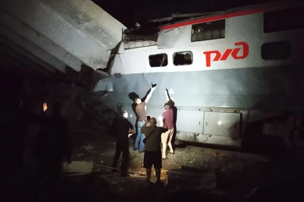 Обрушился мост во время движения поезда