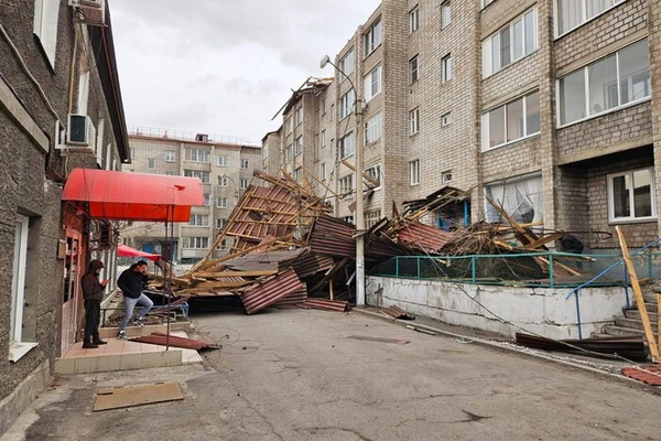 Непогода в Сибири - разрушенные крыши и деревья