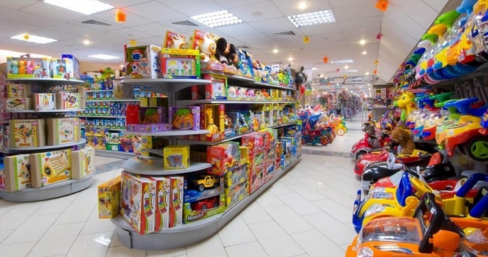 Дитина грає з китайською іграшкою