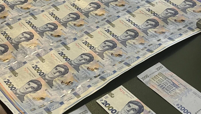 Банкнота 2000 грн с портретом Василя Стуса