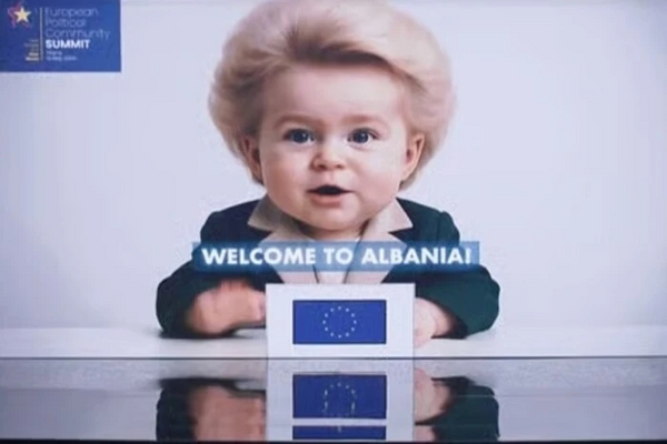 Діти-політики у костюмах на саміті