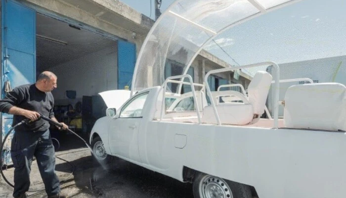 Франциск у папамобілі