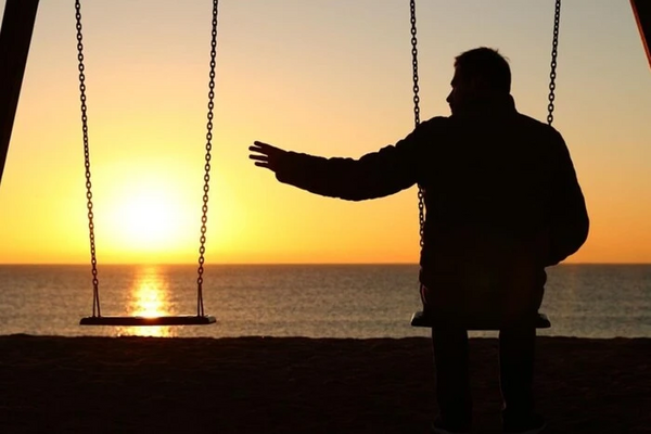 Женщина сидит у окна, думает