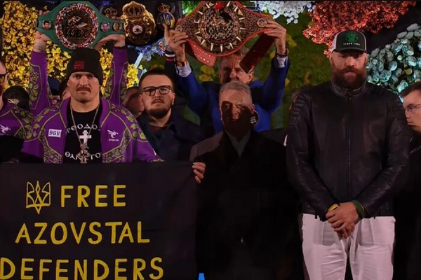 Усик на зважуванні перед боєм з Ф'юрі