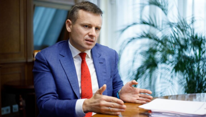 Люди ведут переговоры за столом