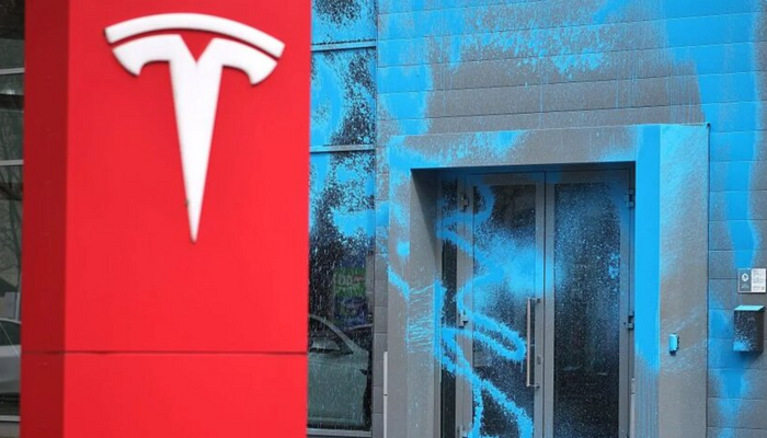 Маск и Трамп на фоне Tesla