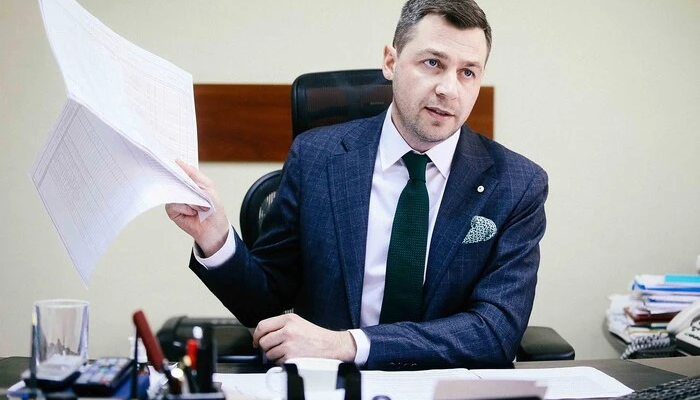 Бизнесмен стоит в лесу в Украине