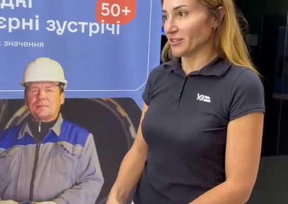 Человек работает с роботом