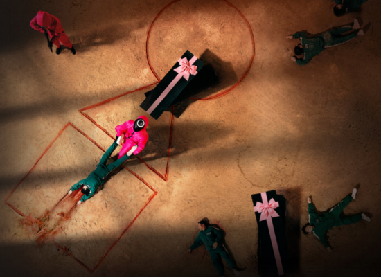 Люди со всего мира играют в 'Игру в кальмара'