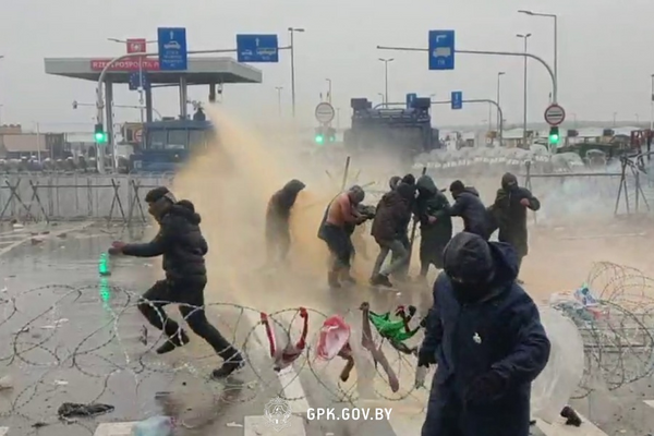Польща застосувала водомети проти мігрантів