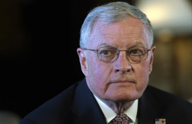 Келлог разговаривает на пресс-конференции.