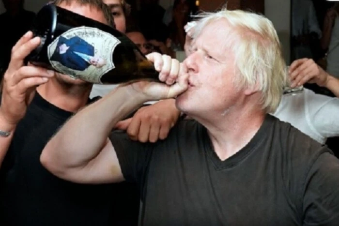 Борис Джонсон співає караоке в Італії