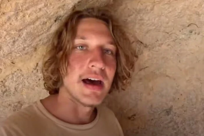 Американець з подарунками на остріві