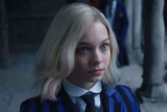 Звезда «Венздей» в платье от украинского бренда