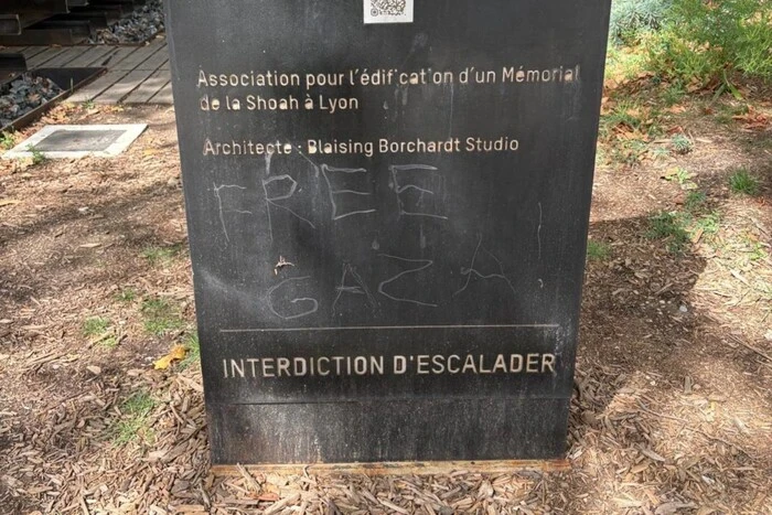 Напис «Свободу Газі» виштриховано у Франції на меморіалі Голокосту