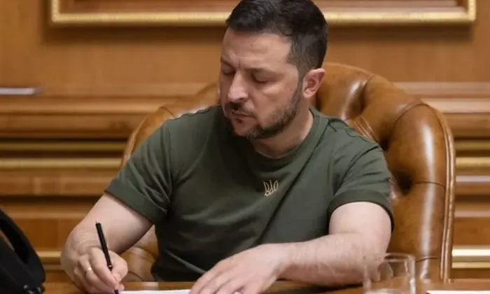 Зеленський продовжив санкції проти обслуговування російського ВПК