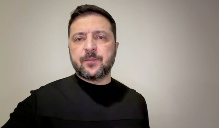 Група людей працює над енергосистемою