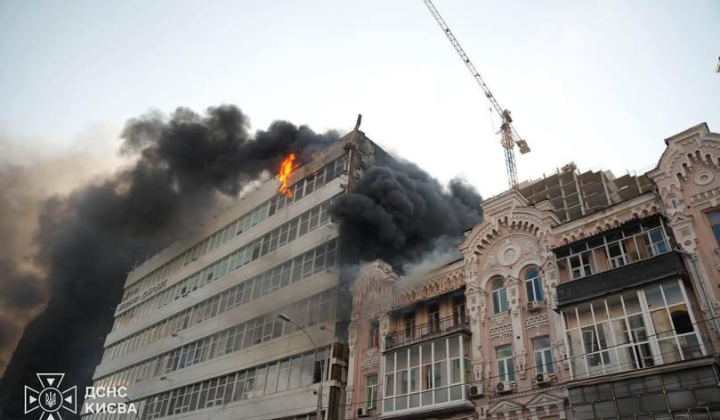 Вогонь у медичному центрі в Києві