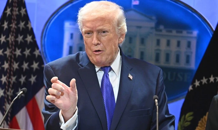 Трамп підписує документи за столом