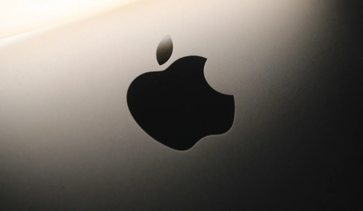 Логотип Apple та OpenAI на фоні