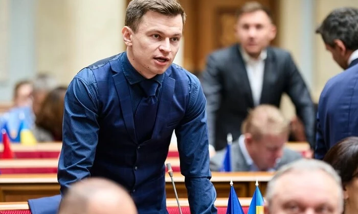 Депутат Костюк в пиджаке без рубашки