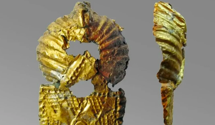 1500-летние золотые туфли женщины