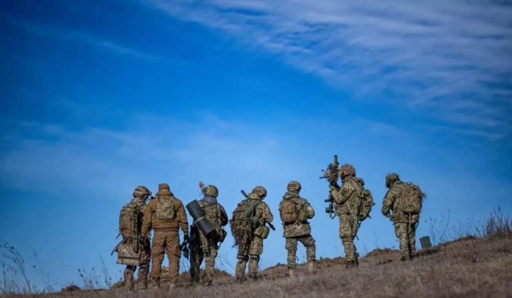 Гравці футбольної команди в кримінальних костюмах