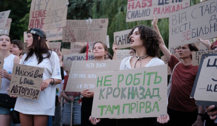 Логотип НАБУ та САП на фоні будівлі