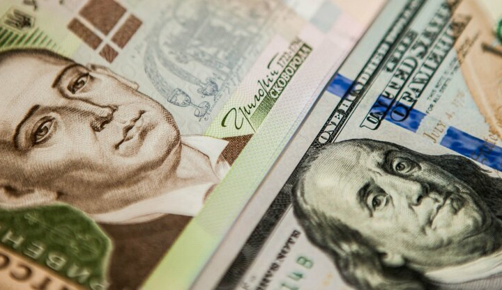 Банкноти долара в хмарі