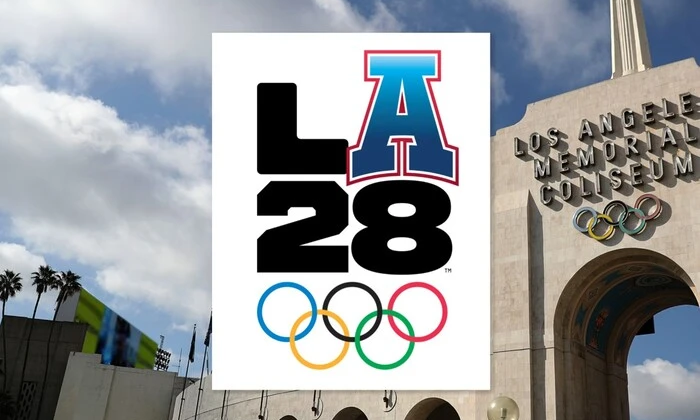 Две спортсменки поднимают флаг Украины