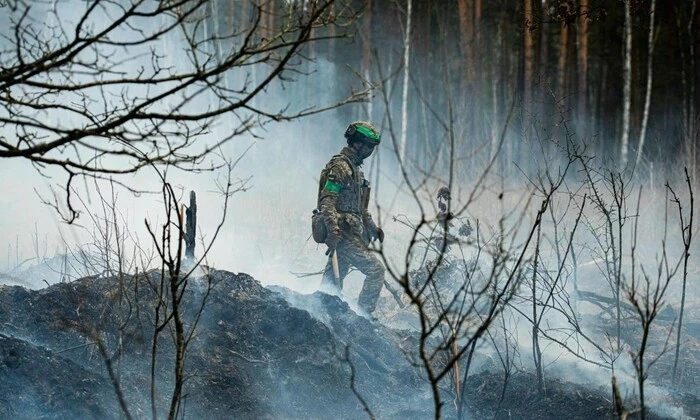 Російський танк обстрілює українські позиції
