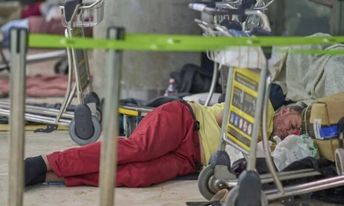 Бездомные оккупировали аэропорт в Испании